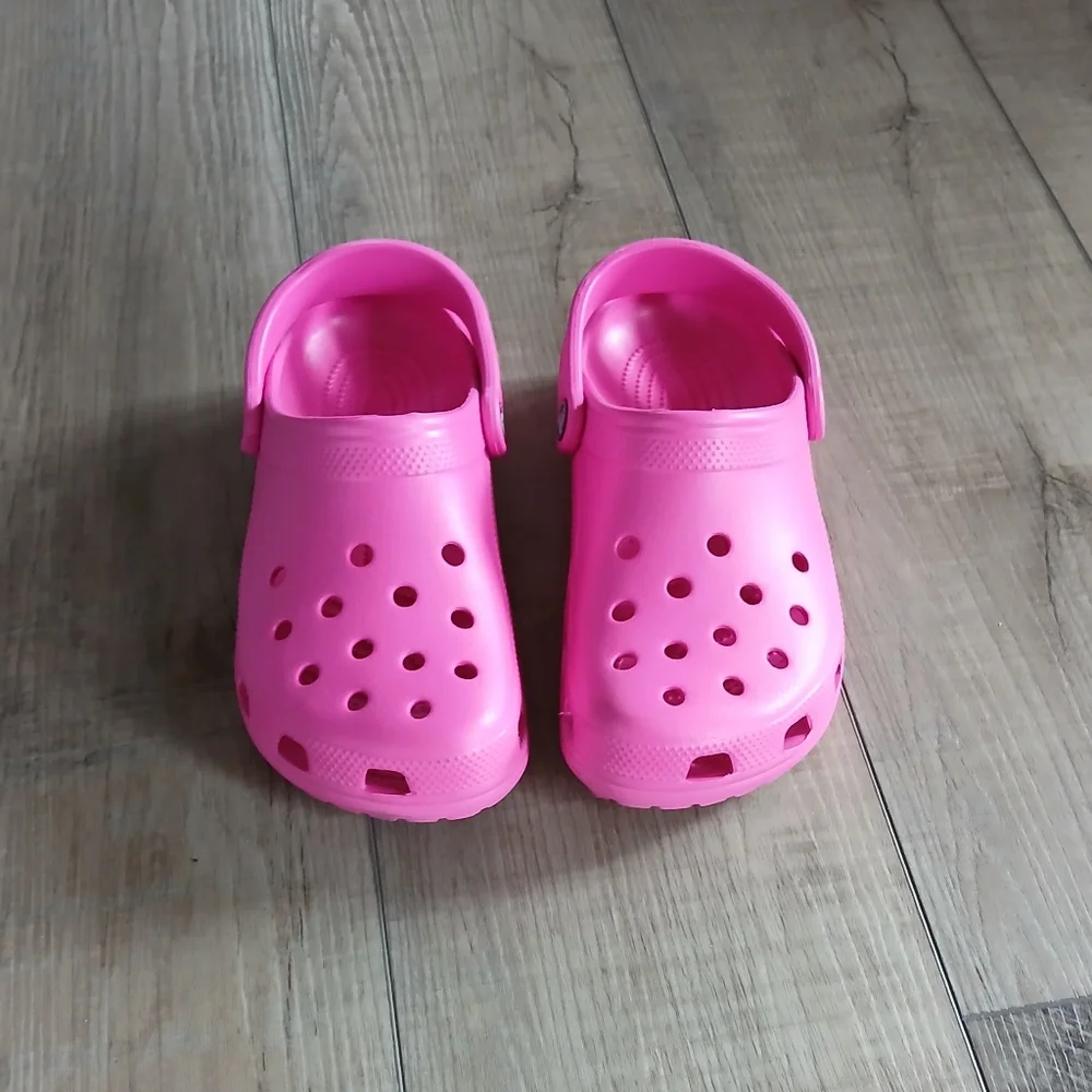Crocs Classic Clog in Pink. Size J5 (Big Kids 5+)